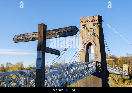 Le sud de l'Upland Way panneau par passerelle chainbridge River Tweed près de Melrose Scottish Borders Ecosse Royaume-Uni Grande-Bretagne Banque D'Images