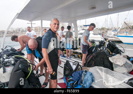 Un club de plongée sous-marine à Larnaca, Chypre. Les plongeurs sont en train de préparer leur équipement sur le bateau de plongée avant de partir pour l'ati Banque D'Images
