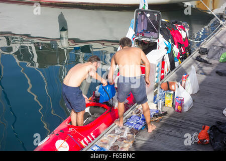 Las Palmas, Gran Canaria, Îles Canaries, Espagne. 12 novembre, 2015. Deux jeunes kayakistes hongrois Levente, Kovácsik & Norbert Ádám Szabó, relaxant et sécher les vêtements à Las Palmas de Gran Canaria avoir pagayé pendant 20 jours non stop à partir de l'Espagne continentale, arrivant à Las Palmas hier (11.11. 2015). Après une courte escale à l'hôtel, ils ont l'intention de traverser l'Océan Atlantique (non stop et sans soutien) à la Barbade pour devenir la première équipe de deux pour réaliser un tel voyage. Credit : Alan Dawson News/Alamy Live News Banque D'Images