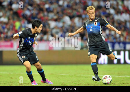 Singapour. 12Th Nov, 2015. Le Japon Keisuke Honda (R) et les scores au cours de la Coupe du Monde 2018 Groupe E match qualificatif de l'Asie entre Singapour et le Japon dans le Stade National, le 12 novembre 2015. Credit : Puis Chih Wey/Xinhua/Alamy Live News Banque D'Images