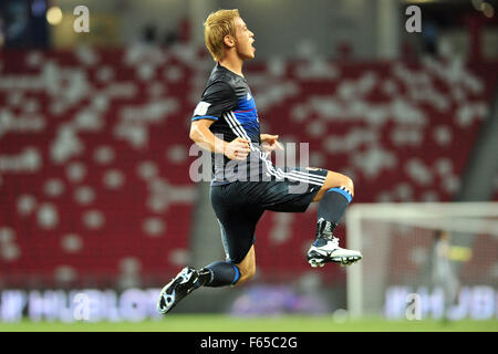 Singapour. 12Th Nov, 2015. Le Japon Keisuke Honda célèbre après avoir marqué lors de la Coupe du Monde 2018 Groupe E match qualificatif de l'Asie entre Singapour et le Japon dans le Stade National, le 12 novembre 2015. Credit : Puis Chih Wey/Xinhua/Alamy Live News Banque D'Images