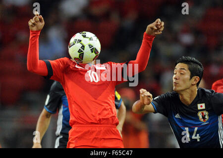 Singapour. 12Th Nov, 2015. Singapour a Fazrul (L) rivalise avec le Japon Yoshinori Muto durant la Coupe du Monde 2018 Groupe E match qualificatif de l'Asie entre Singapour et le Japon dans le Stade National, le 12 novembre 2015. Credit : Puis Chih Wey/Xinhua/Alamy Live News Banque D'Images