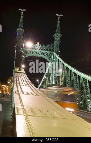 Le Pont de la liberté avec Turuls sur les mâts, Budapest, Hongrie Banque D'Images