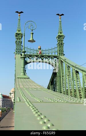 Le Pont de la liberté avec Turuls sur les mâts, Budapest, Hongrie Banque D'Images