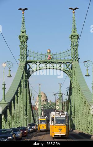 Le Pont de la liberté avec Turuls sur les mâts, Budapest, Hongrie Banque D'Images