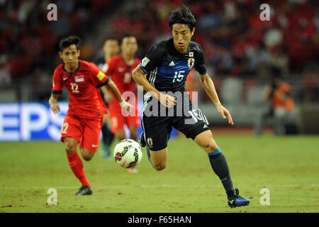 Singapour. 12Th Nov, 2015. Mu Kanazaki du Japon (R) est en compétition lors de la Coupe du Monde 2018 Groupe E match qualificatif de l'Asie entre Singapour et le Japon dans le Stade National, le 12 novembre 2015. Singapour a perdu 0-3. Credit : Puis Chih Wey/Xinhua/Alamy Live News Banque D'Images