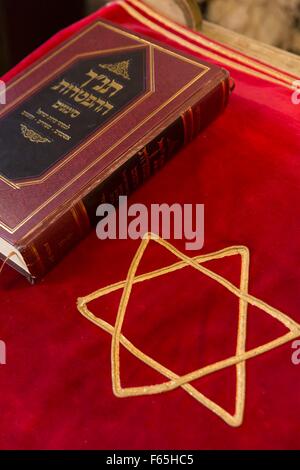 Symboles de la religion juive : un chiffon bima, étoile de David et la Tora Banque D'Images