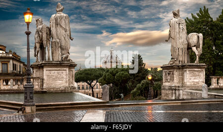 Cordonata capitolina, escalier menant vers les statues de Castor et Pollux dans la soirée, Banque D'Images