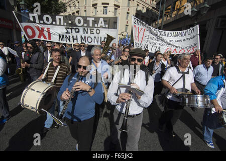 Les manifestants en marche vers le Parlement grec tenant des banderoles et scandé des slogans contre le gouvernement. Les syndicats du secteur privé et public ont organisé une grève générale de 24 heures pour manifester contre l'austérité et la poursuite des réformes de la législation du travail. 12Th Nov, 2015. © Nikolas Georgiou/ZUMA/Alamy Fil Live News Banque D'Images