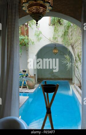 La piscine de l'Riad El Fenn, Boutique Hotel appartenant à Vanessa Branson dans tje Medina de Marrakech, Maroc Banque D'Images