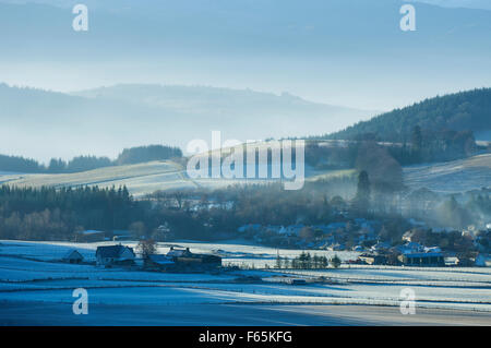 Le village des Highlands de Strathpeffer en hiver, en Écosse. Banque D'Images