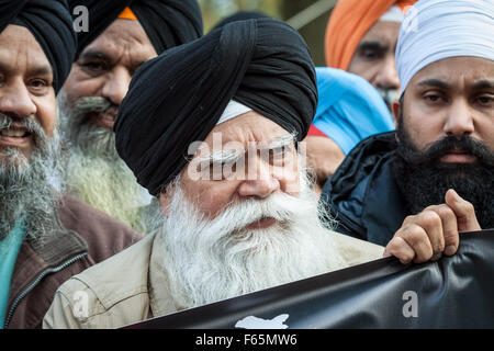 Londres, Royaume-Uni. 12 novembre, 2015. Anti-Modi en face de protestations contre Downing Street UK visite d'état de Narendra Modi le président de l'Inde Crédit : Guy Josse/Alamy Live News Banque D'Images