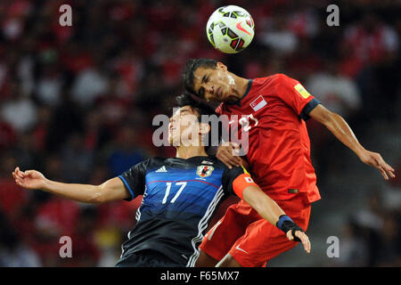 Singapour. 12Th Nov, 2015. Le Safuwan (R) rivalise avec Makoto Hasebe du Japon pendant la Coupe du Monde 2018 Groupe E match qualificatif de l'Asie entre Singapour et le Japon dans le Stade National, le 12 novembre 2015. Singapour a perdu 0-3. Credit : Puis Chih Wey/Xinhua/Alamy Live News Banque D'Images