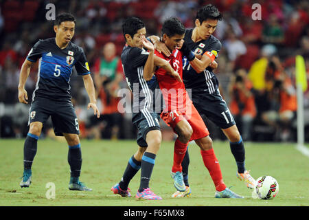 Singapour. 12Th Nov, 2015. Safuwan de Singapour (2e R) rivalise avec les joueurs du Japon pendant la Coupe du Monde 2018 Groupe E match qualificatif de l'Asie entre Singapour et le Japon dans le Stade National, le 12 novembre 2015. Singapour a perdu 0-3. Credit : Puis Chih Wey/Xinhua/Alamy Live News Banque D'Images