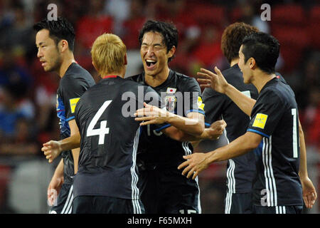 Singapour. 12Th Nov, 2015. Mu Kanazaki du Japon (C) célèbre avec ses coéquipiers après avoir marqué lors de la Coupe du Monde 2018 Groupe E match qualificatif de l'Asie entre Singapour et le Japon dans le Stade National, le 12 novembre 2015. Singapour a perdu 0-3. Credit : Puis Chih Wey/Xinhua/Alamy Live News Banque D'Images