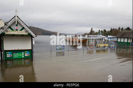 Le lac Windermere, Cumbria, Royaume-Uni. 12 novembre, 2015. UK Abigail pour frapper .UK Lac Météo déborde de la Bowness Bay & jetées & arbres submergés en raison de fortes pluies laissant quelques bateaux brin .Plus de fortes pluies sont prévues pour les collines environnantes et fells qui alimentera le lac au cours des 48h l'augmentation des niveaux d'autres Crédit : Gordon Shoosmith/Alamy Live News Banque D'Images