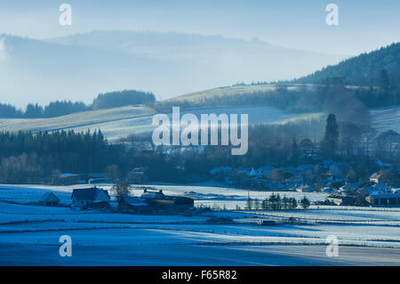 Le village des Highlands de Strathpeffer en hiver, en Écosse. Banque D'Images