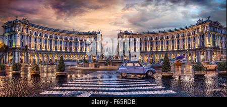 Place de la République à Rome la nuit. L'Italie. Banque D'Images