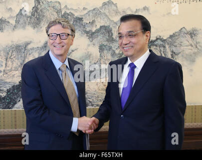 Beijing, Chine. 12Th Nov, 2015. Le Premier ministre chinois Li Keqiang (R) Rencontre avec Bill Gates, co-fondateur de Microsoft et co-président de la Fondation Bill et Melinda Gates, à Beijing, capitale de la Chine, 12 novembre 2015. © Yao Dawei/Xinhua/Alamy Live News Banque D'Images