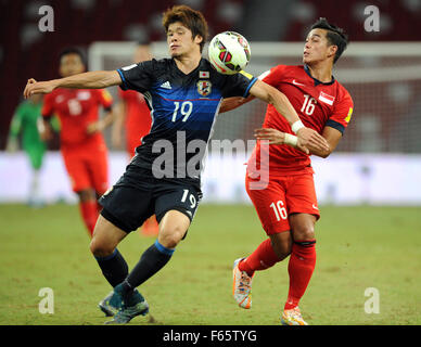 Singapour. 12Th Nov, 2015. Hafiz de Singapour (R) se bat pour la balle avec le Hiroki Sakai(L) lors de leur Coupe du Monde 2018 Groupe E match qualificatif de l'Asie dans le Stade National, le 12 novembre 2015. Singapour a perdu 0-3. Credit : Puis Chih Wey/Xinhua/Alamy Live News Banque D'Images