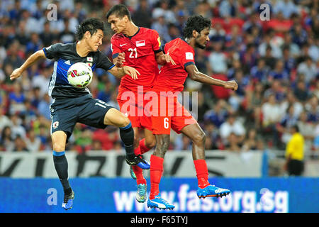 Singapour. 12Th Nov, 2015. Le Safuwan (C) se bat pour la balle avec le Hiroki Sakai (L) lors de leur Coupe du Monde 2018 Groupe E match qualificatif de l'Asie dans le Stade National, le 12 novembre 2015. Singapour a perdu 0-3. Credit : Puis Chih Wey/Xinhua/Alamy Live News Banque D'Images