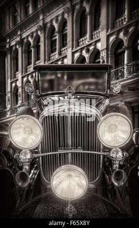 Une Maybach classique en face du bâtiment historique Banque D'Images