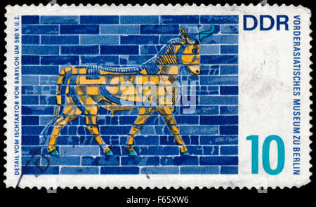 Allemagne - VERS 1966 : timbres en l'Allemagne de l'illustre Musée de l'ancien Proche-Orient à Berlin, détail de la porte d'Ishtar Banque D'Images