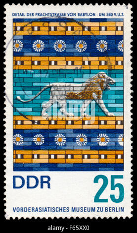 Allemagne - VERS 1966 : timbres en l'Allemagne de l'illustre Musée de l'ancien Proche-Orient à Berlin, détail de la porte d'Ishtar Banque D'Images