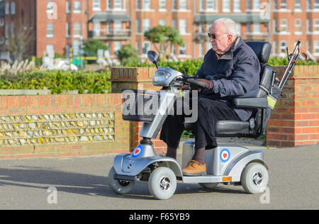 Scooter de mobilité monté par un homme âgé en Angleterre, Royaume-Uni. Banque D'Images