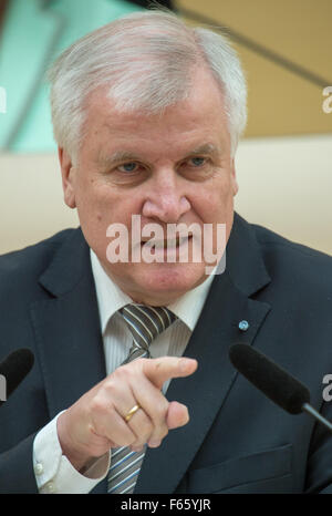 Munich, Allemagne. 12Th Nov, 2015. Le premier ministre bavarois Horst Seehofer (CSU) s'exprimant au cours d'une session du Landtag de Bavière à Munich, Allemagne, 12 novembre 2015. PHOTO : PETER KNEFFEL/DPA/Alamy Live News Banque D'Images