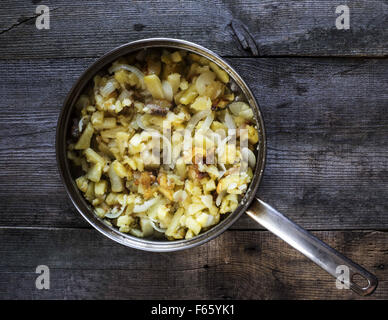 Le 3 novembre 2015 - Pommes de terre frits dans le saindoux, dans la poêle en acier inoxydable sur weawering Goiovniov table en bois © Igor/ZUMA/Alamy Fil Live News Banque D'Images