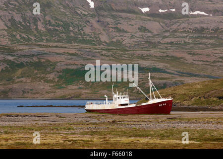 Bateau navire échoué sur une plage de la côte de la mer en Islande Banque D'Images