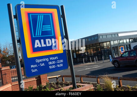 Nouveau supermarché Aldi signe, fakenham, Norfolk, Angleterre Banque D'Images