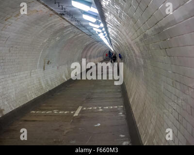 Vintage tunnel piéton sous la Tamise à Greenwich Village, London UK Banque D'Images