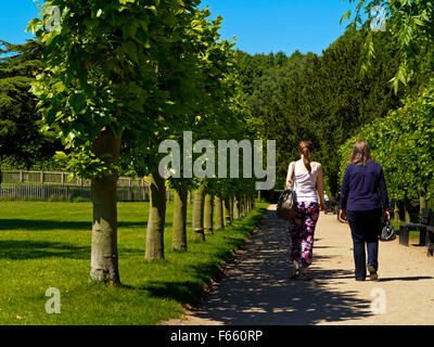 Deux femmes marchant dans le jardin à Rufford Abbey près de Ollerton dans Nottinghamshire England UK dans les motifs de Rufford Country Park Banque D'Images