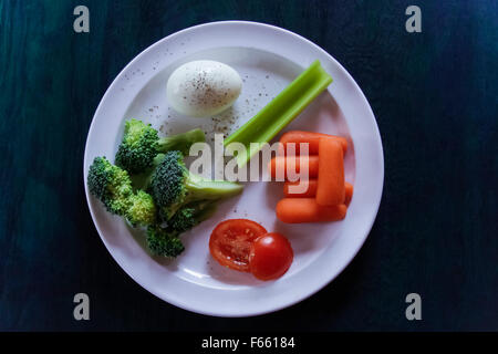 Le brocoli frais plaquée sur un fond vert bleuté, avec d'autres ingrédients sains. discrète, l'éclairage, du point de vue des frais généraux Banque D'Images