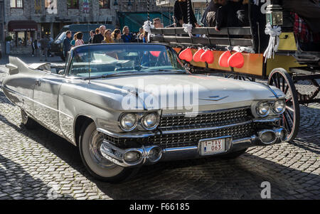 Voiture de mariage Cadillac au Market Square Bruges Flandre occidentale Belgique Banque D'Images