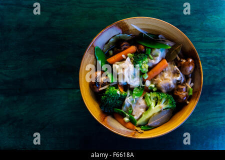 Vue supérieure de style Bol en céramique avec la soupe aux légumes, ragoût d'un bleu verdâtre du grain du bois Banque D'Images