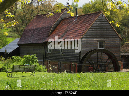 Mill Cottage avec roue de l'eau, Assington, Suffolk, Royaume-Uni Banque D'Images