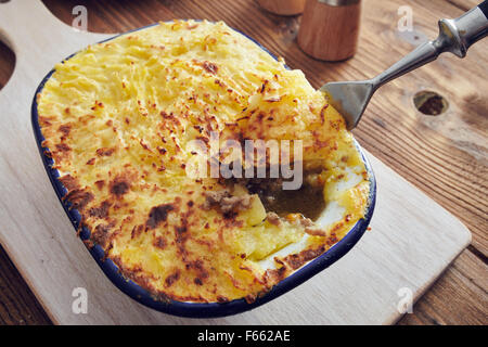 Fait main britannique traditionnel cottage pie dans un style champêtre Banque D'Images