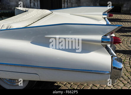 Voiture de mariage Cadillac au Market Square Bruges Flandre occidentale Belgique Banque D'Images