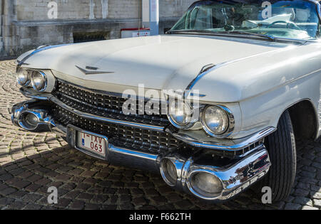 Voiture de mariage Cadillac au Market Square Bruges Flandre occidentale Belgique Banque D'Images