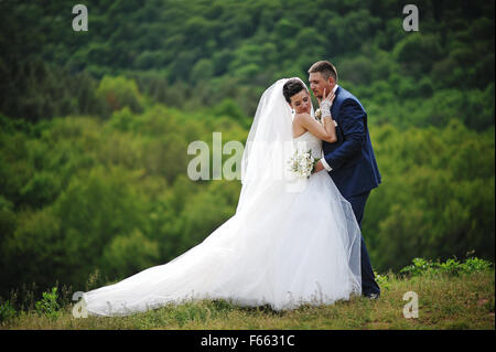 Beau couple de mariage à la montagne Banque D'Images