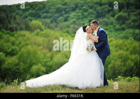 Beau couple de mariage à la montagne Banque D'Images