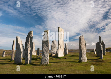 À la SE au Callanish (Calanais) Mégalithes, Isle Of Lewis : anneau central avec cairn chambré, grand monolithe et pierres d'ENE & S lignes Banque D'Images