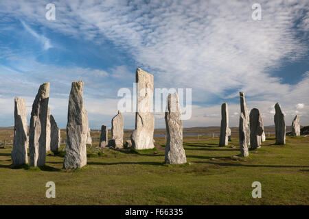 À la ESE à Callanish (Calanais) Mégalithes, Isle Of Lewis : anneau central avec cairn chambré & grand monolithe de pierres plus S row (R). Banque D'Images