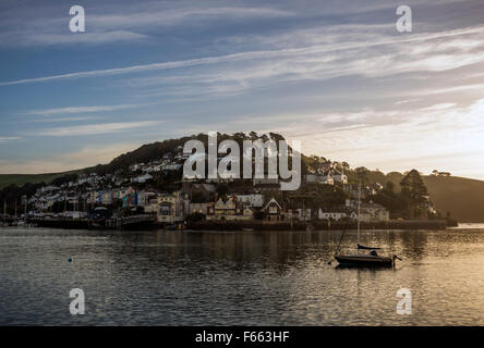 Aube sur Kingswear sur la rivière Dart, de Dartmouth Devon, Angleterre. Banque D'Images