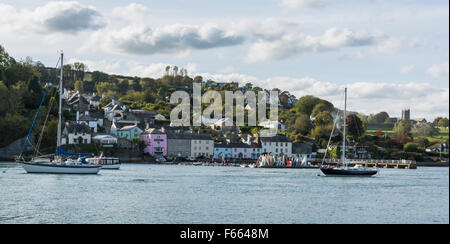 Bateaux sur la rivière Dart à Dittisham dans South Hams, Devon un joli village avec des maisons colorées au bord de l'eau. Banque D'Images