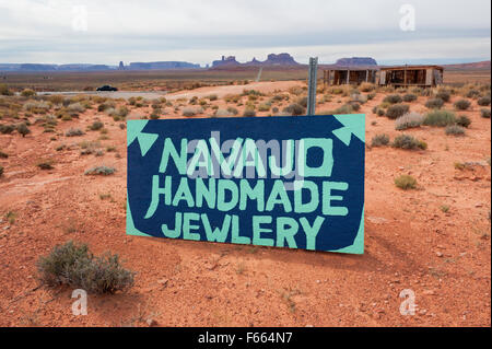 Inscrivez-vous pour un kiosque vendant bijoux Navajo près de Monument Valley, Arizona, USA. Banque D'Images