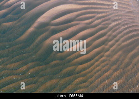 Vue aérienne de sable ondulé dans les bas fonds vaseux sous-marine Banque D'Images